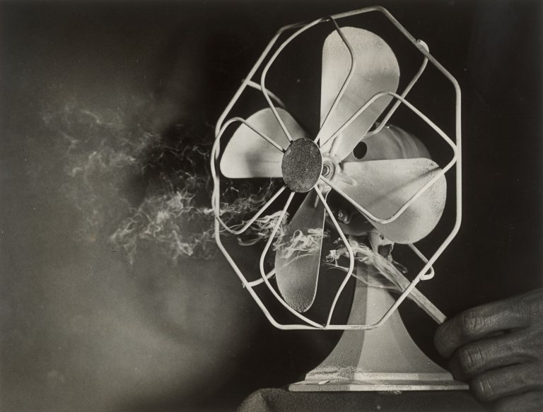 Auf diesem Bild ist das folgende Kunstwerk zu sehen: Harold E. Edgerton. „Fan running at 1800 R.P.M. showing eddies in the smoke“. Um 1934.