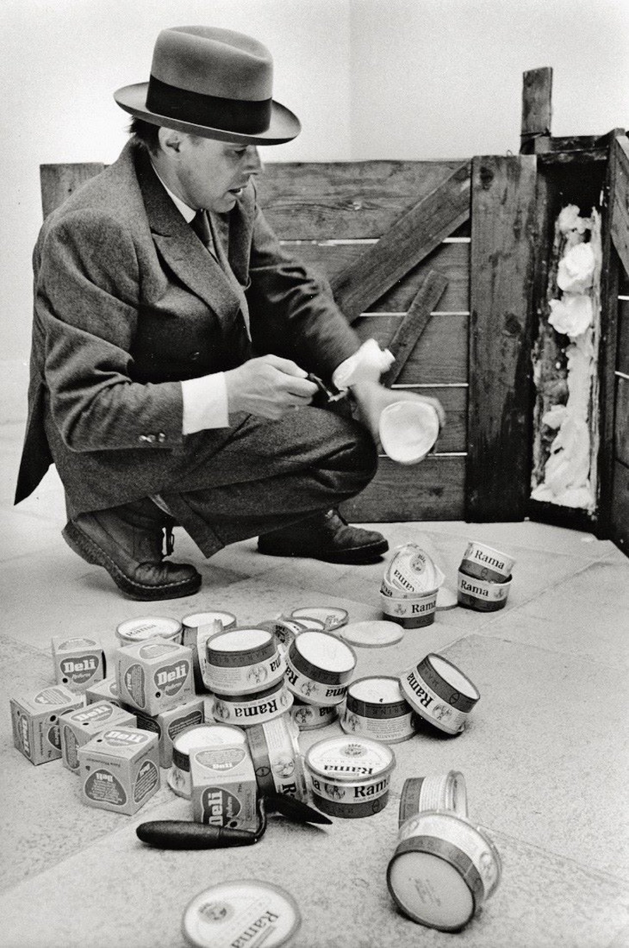 Auf diesem Bild ist das folgende Kunstwerk zu sehen: Stefan Moses. „Joseph Beuys mit Fettecke“. 1965-1968.