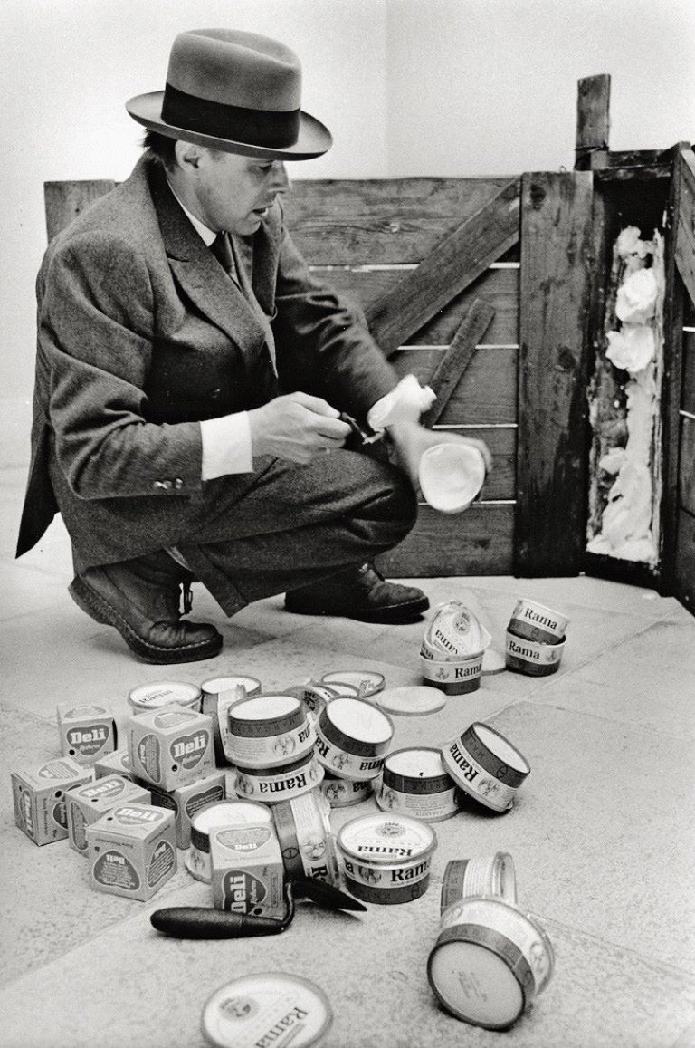 Auf diesem Bild ist das folgende Kunstwerk zu sehen: Stefan Moses. „Joseph Beuys mit Fettecke“. 1965-1968.
