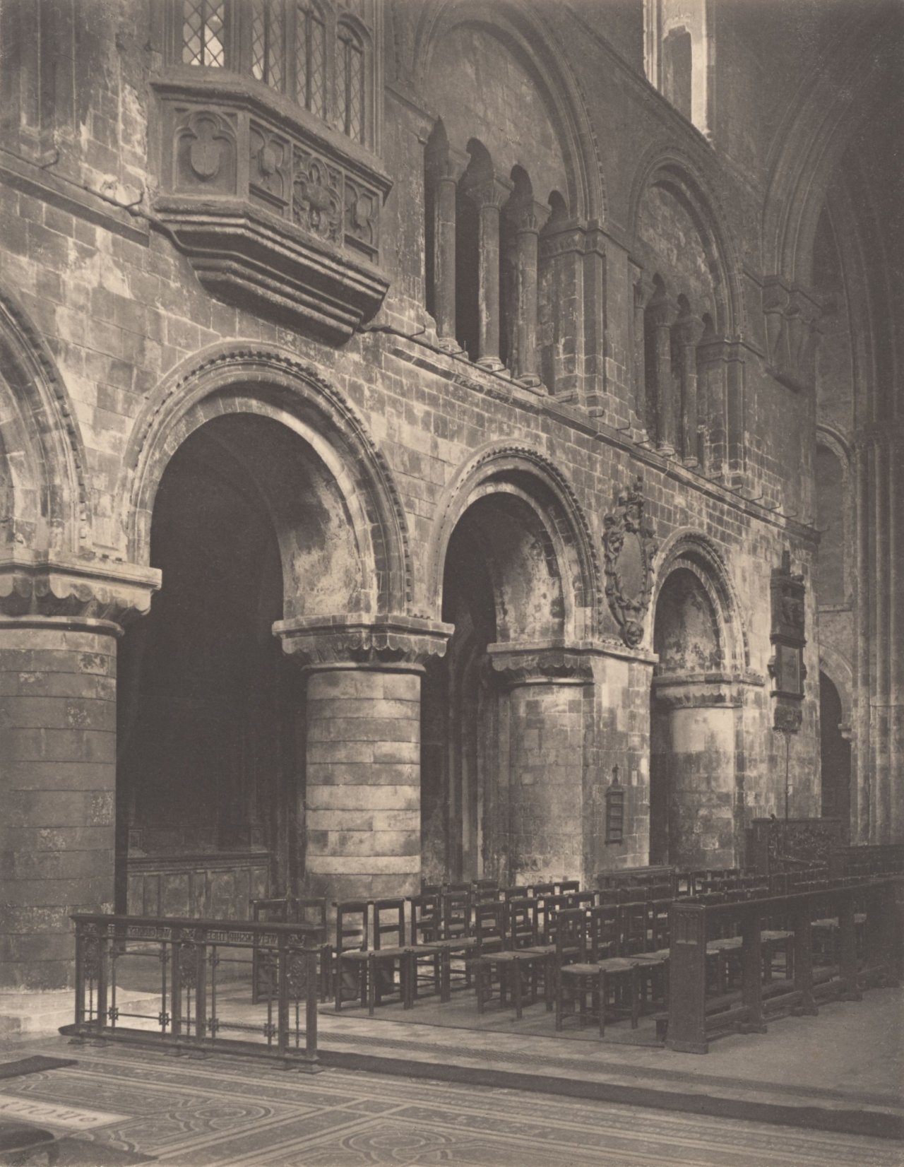 Auf diesem Bild ist das folgende Kunstwerk zu sehen: Frederick Henry Evans. „St. Bartholomew the Great, South Side Chancel“, Smithfield. Um 1912.