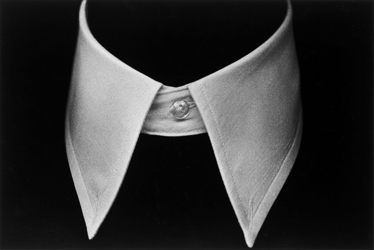 Auf diesem Bild ist das folgende Kunstwerk zu sehen: Ralph Gibson. Ohne Titel (Kragen). 1986.