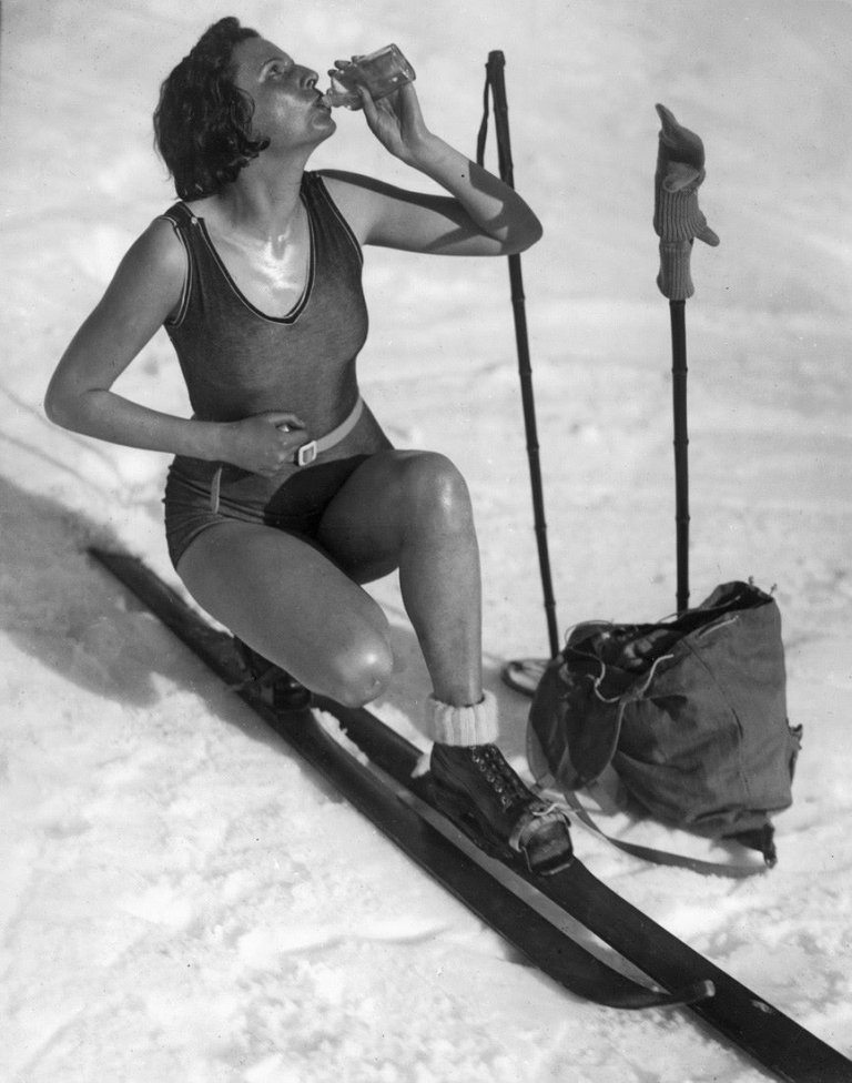 Auf diesem Bild ist das folgende Kunstwerk zu sehen: Martin Munkácsi (d.i. Márton Memelstein). Leni Riefenstahl beim Skilaufen. 1930.