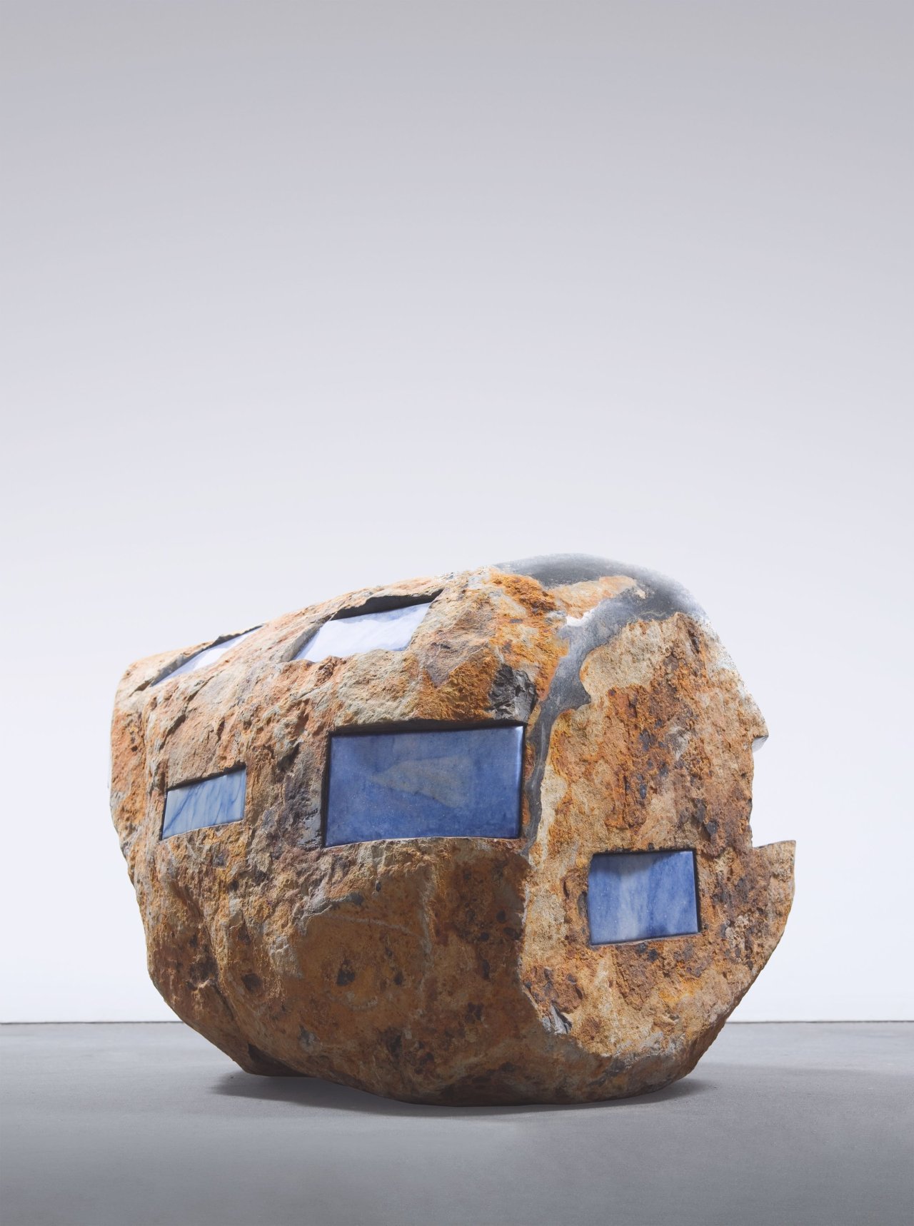 Auf diesem Bild ist das folgende Kunstwerk zu sehen: Tatiana Trouvé. „Rock“. 2008.