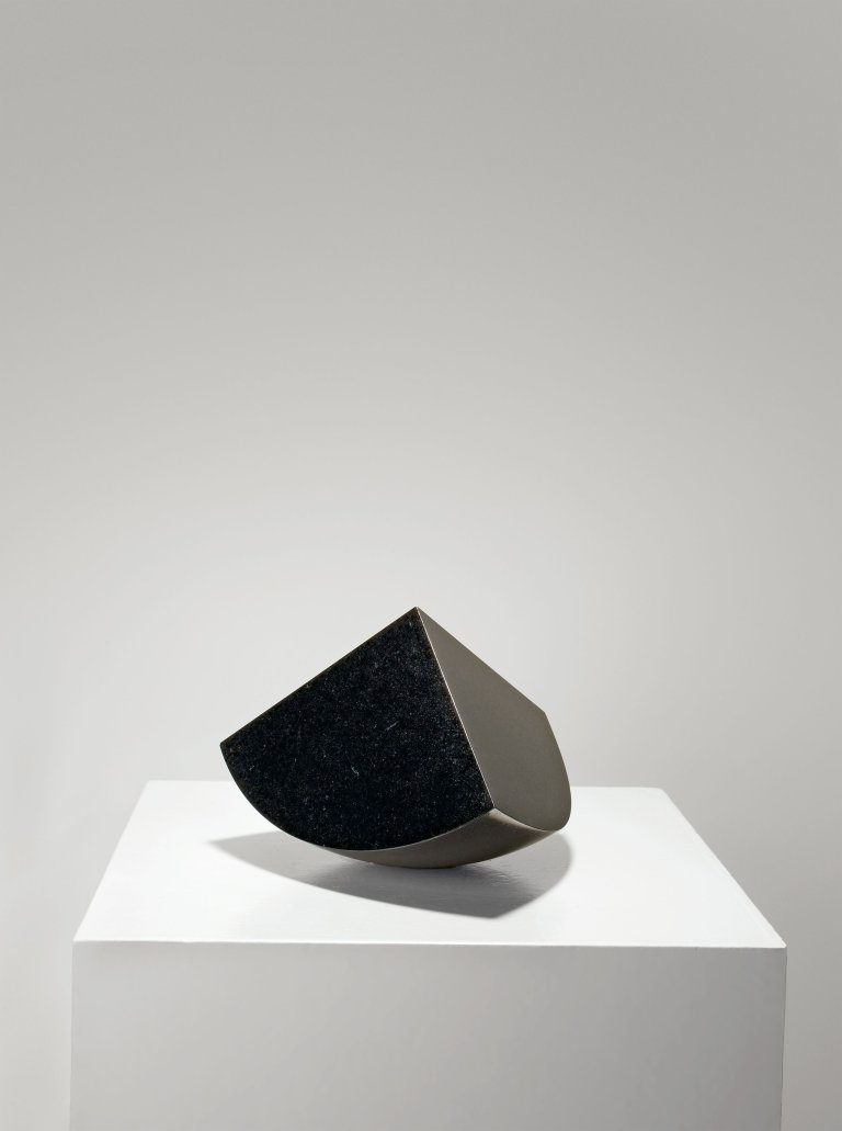 Auf diesem Bild ist das folgende Kunstwerk zu sehen: Max Bill. „pyramide in form einer achtelkugel“.