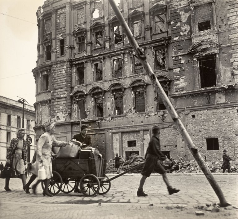 Auf diesem Bild ist das folgende Kunstwerk zu sehen: Robert Capa (d.i. Endre Ernő Friedmann). Berlin, August. 1945.