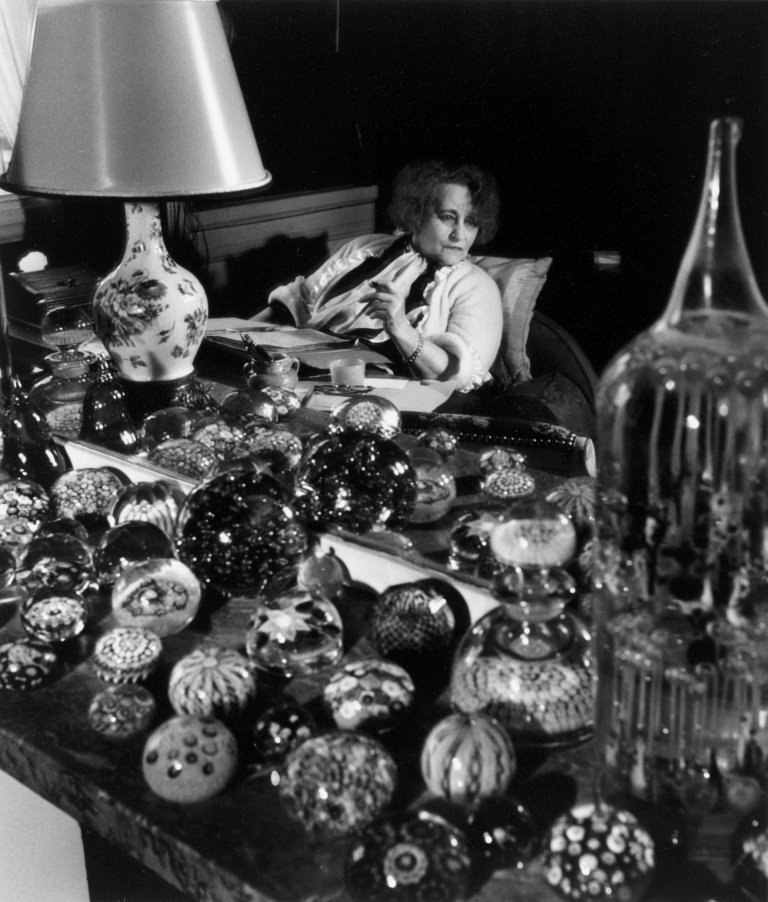 Auf diesem Bild ist das folgende Kunstwerk zu sehen: Robert Doisneau. Colette et sa collection de sulfures. 1950.