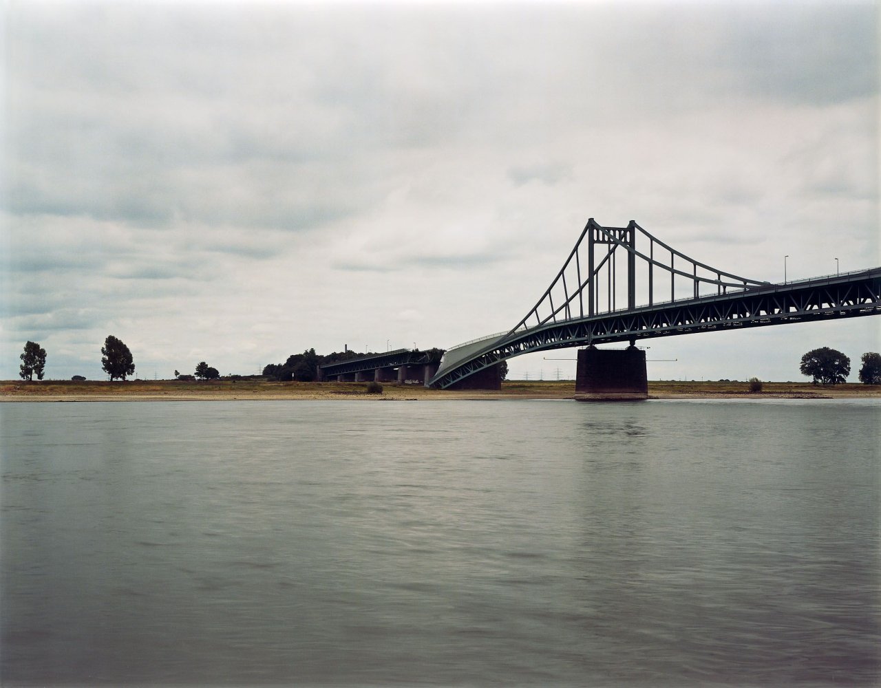 Auf diesem Bild ist das folgende Kunstwerk zu sehen: Florian Maier-Aichen. Homberger Brücke. 2004.