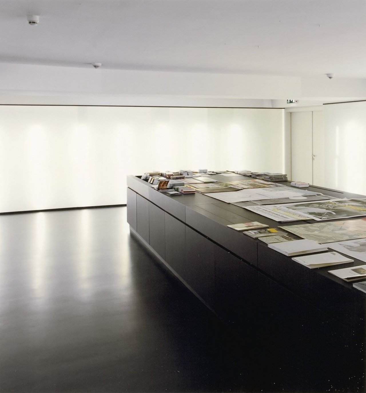 This picture shows the following artwork: Candida Höfer. Kunsthalle Düsseldorf. 2003.