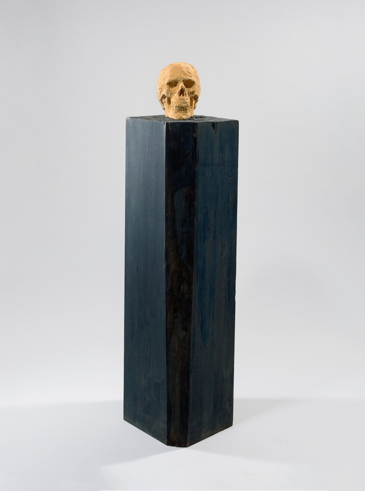 This picture shows the following artwork: Stephan Balkenhol. Schädel. 2002.