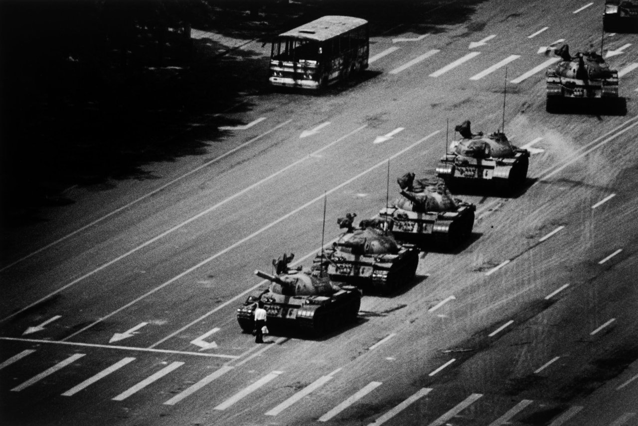 Auf diesem Bild ist das folgende Kunstwerk zu sehen: Stuart Franklin. The Tank Man stopping the column of T59 tanks, Tiananmen Square, Beijing. 1989.