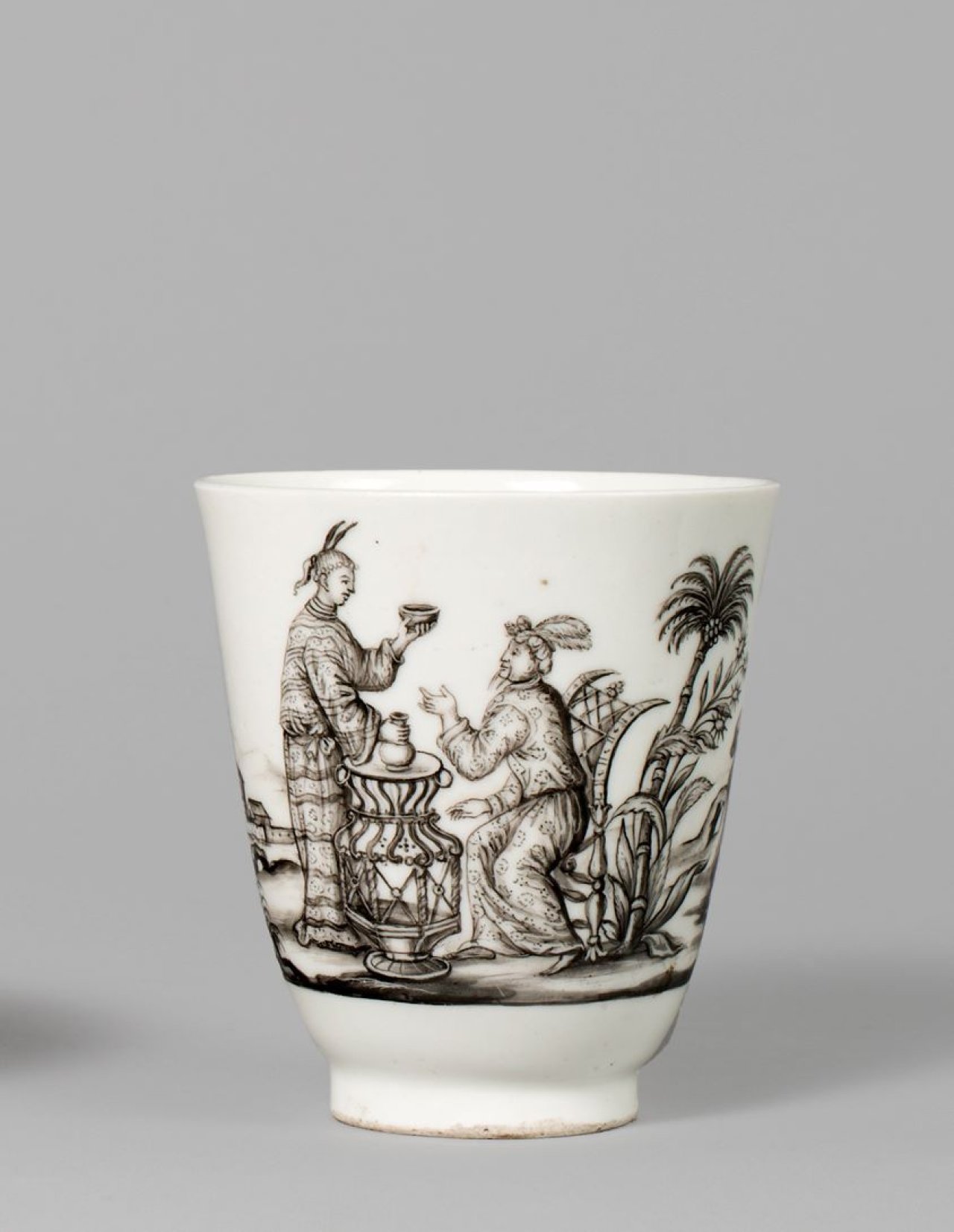 Auf diesem Bild ist das folgende Kunstwerk zu sehen:  Porzellanmanufaktur Du Paquier, Wien. Becher mit Chinesenszenen. Um 1725/30.
