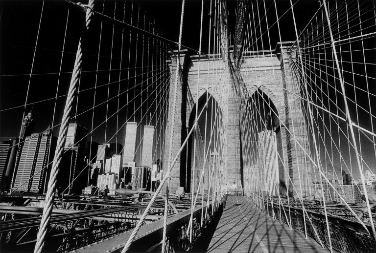 Auf diesem Bild ist das folgende Kunstwerk zu sehen: Abe Frajndlich. „Brooklyn Bridge“. Um 1984.