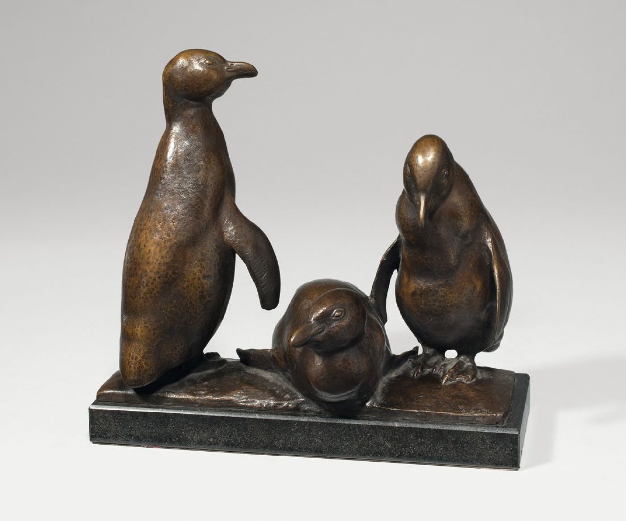 This picture shows the following artwork: August Gaul. „Drei Pinguine“. 1903/11.