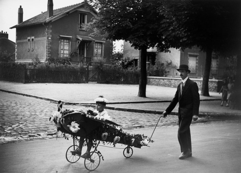 Auf diesem Bild ist das folgende Kunstwerk zu sehen: Robert Doisneau. „L'Aéroplane de Papa“. 1934.
