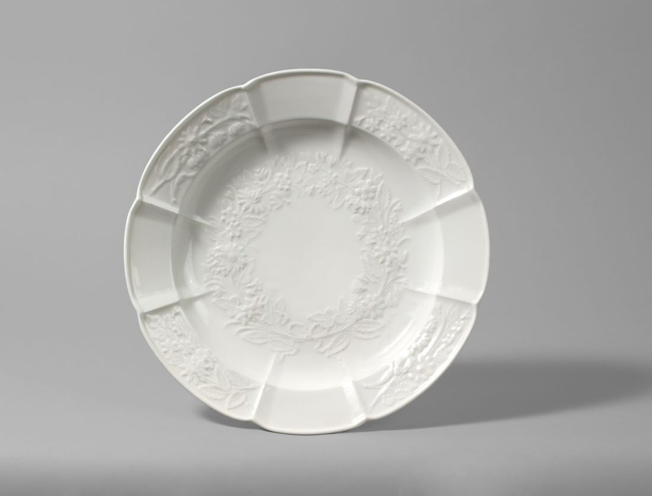 Auf diesem Bild ist das folgende Kunstwerk zu sehen:  KPM Königliche Porzellan-Manufaktur Berlin. Teller mit Reliefblumen (Gotzkowsky-Relief), weiß. Um 1770.