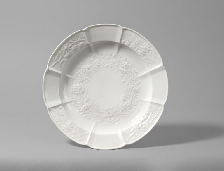 Auf diesem Bild ist das folgende Kunstwerk zu sehen:  KPM Königliche Porzellan-Manufaktur Berlin. Teller mit Reliefblumen (Gotzkowsky-Relief), weiß. Um 1770.