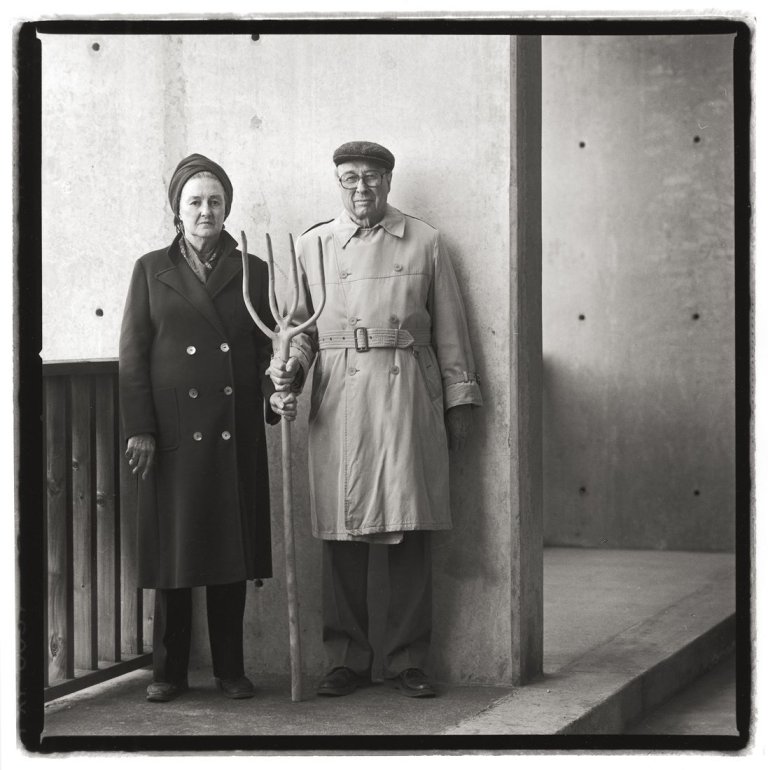 Auf diesem Bild ist das folgende Kunstwerk zu sehen: Abe Frajndlich. „Eleanor + Harry Callahan, Atlanta, CA“. 1988.