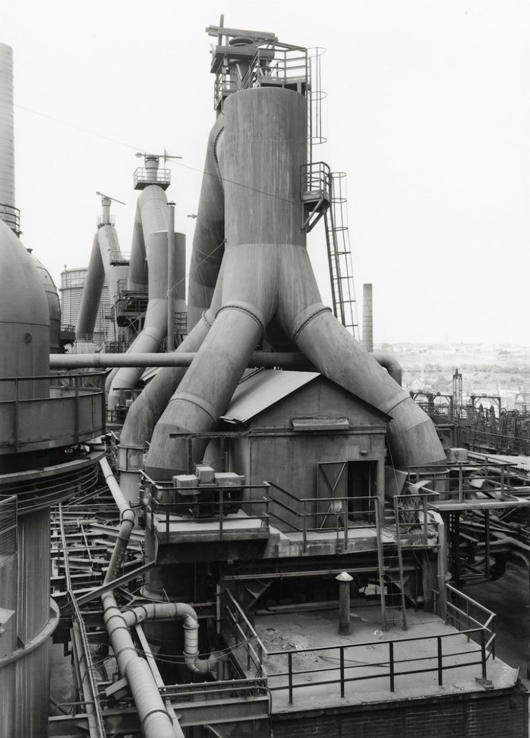 Auf diesem Bild ist das folgende Kunstwerk zu sehen: Bernd und Hilla Becher (Siegen 1931 - 2007 Rostock / Potsdam 1934 - 2015 Düsseldorf). Hochofen, Völklingen, Saar, Deutschland. 1986.