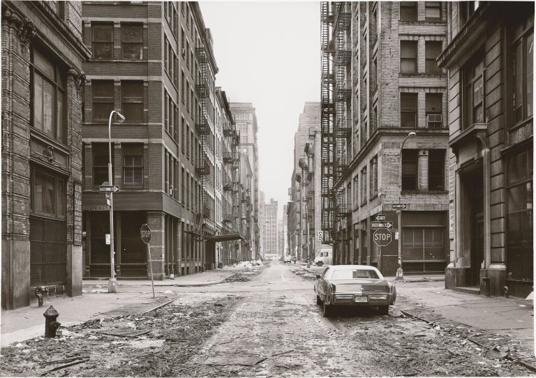 Auf diesem Bild ist das folgende Kunstwerk zu sehen: Thomas Struth. „Crosby Street, New York City“. 1978/1984.
