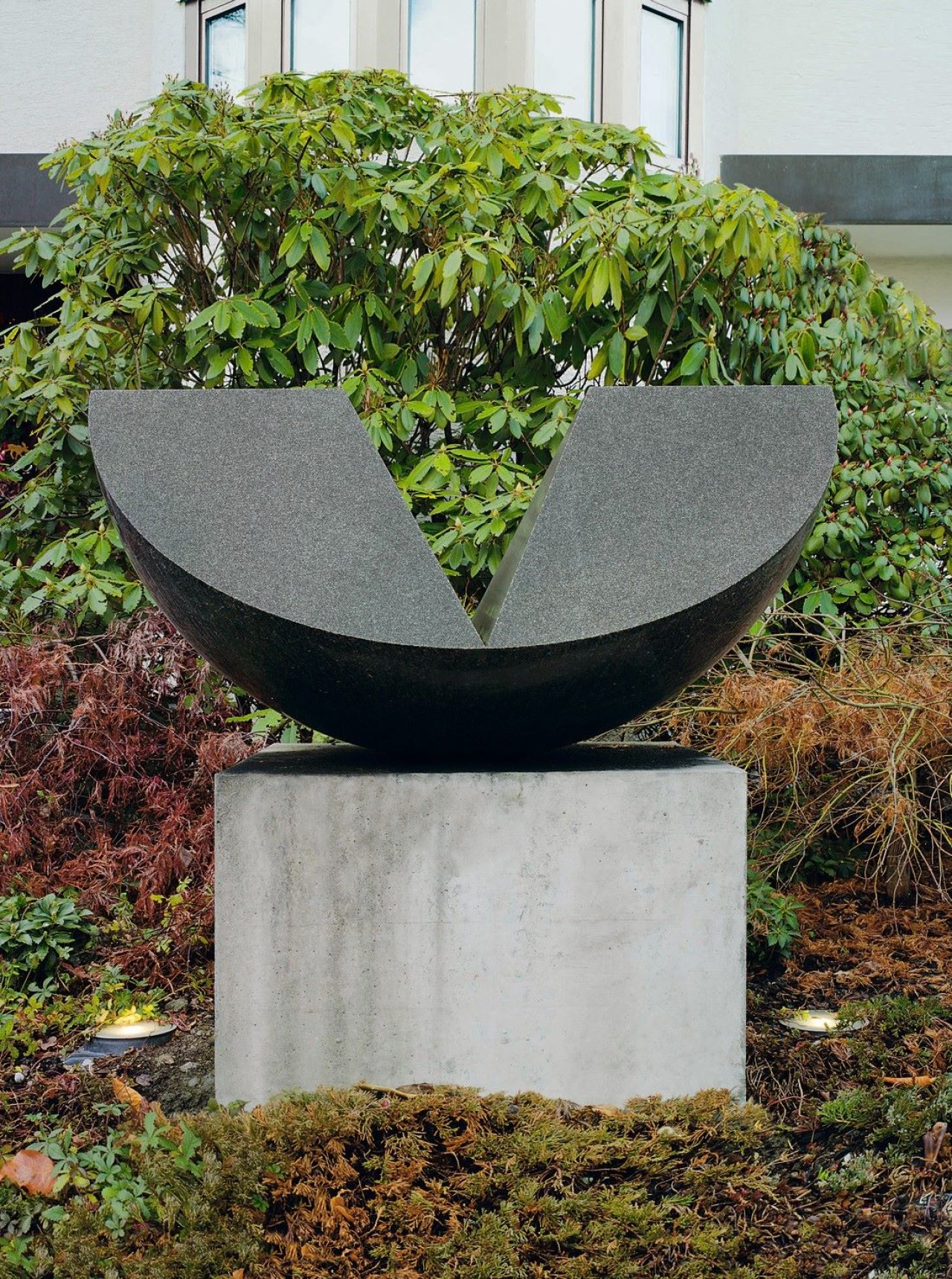 Auf diesem Bild ist das folgende Kunstwerk zu sehen: Max Bill. „zwilling als viertelskugel“. 1968.