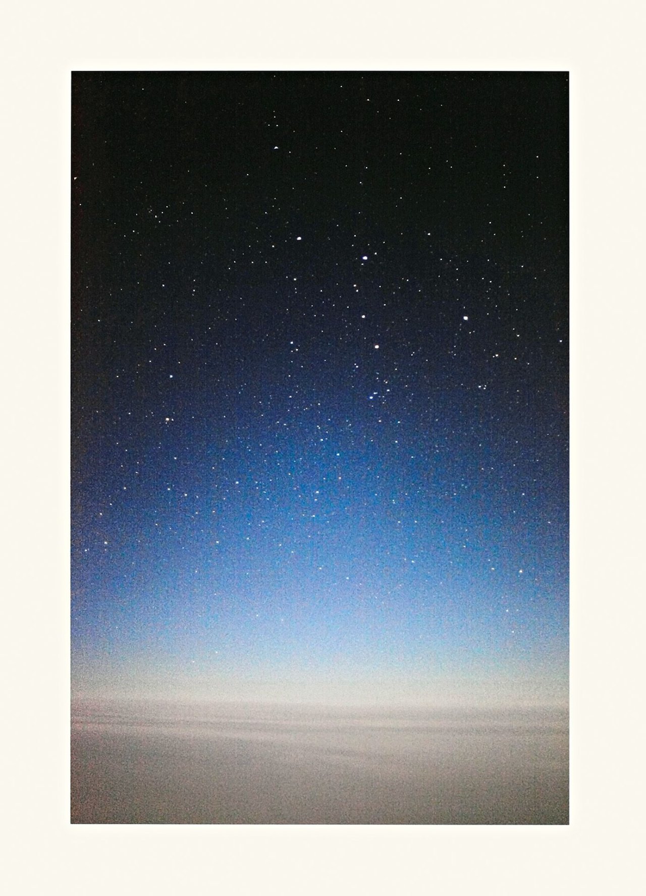 Auf diesem Bild ist das folgende Kunstwerk zu sehen: Wolfgang Tillmans. „In flight astro (II)“. 2010.