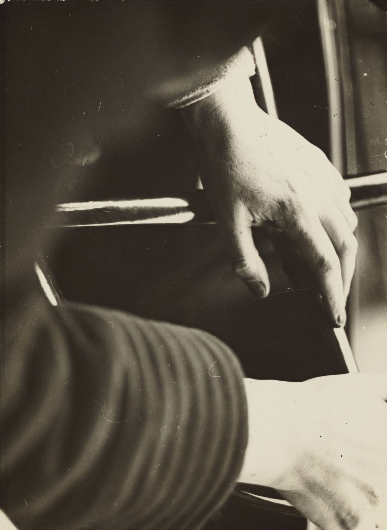 Auf diesem Bild ist das folgende Kunstwerk zu sehen: Michel  Seuphor. Die Hände von Florence Henri. Vermutlich um 1929.