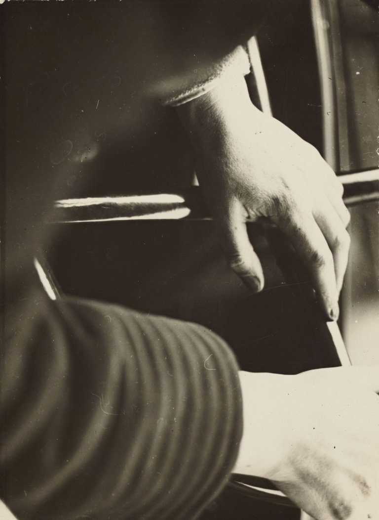 Auf diesem Bild ist das folgende Kunstwerk zu sehen: Michel  Seuphor. Die Hände von Florence Henri. Vermutlich um 1929.