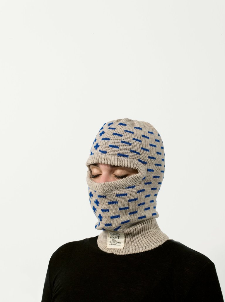 Auf diesem Bild ist das folgende Kunstwerk zu sehen: Rosemarie Trockel. „Balaklava“. 1986.