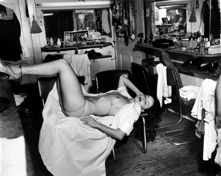 Auf diesem Bild ist das folgende Kunstwerk zu sehen:  Weegee (d.i. Fellig, Arthur H.). Nachtclub. New Orleans. 1950.