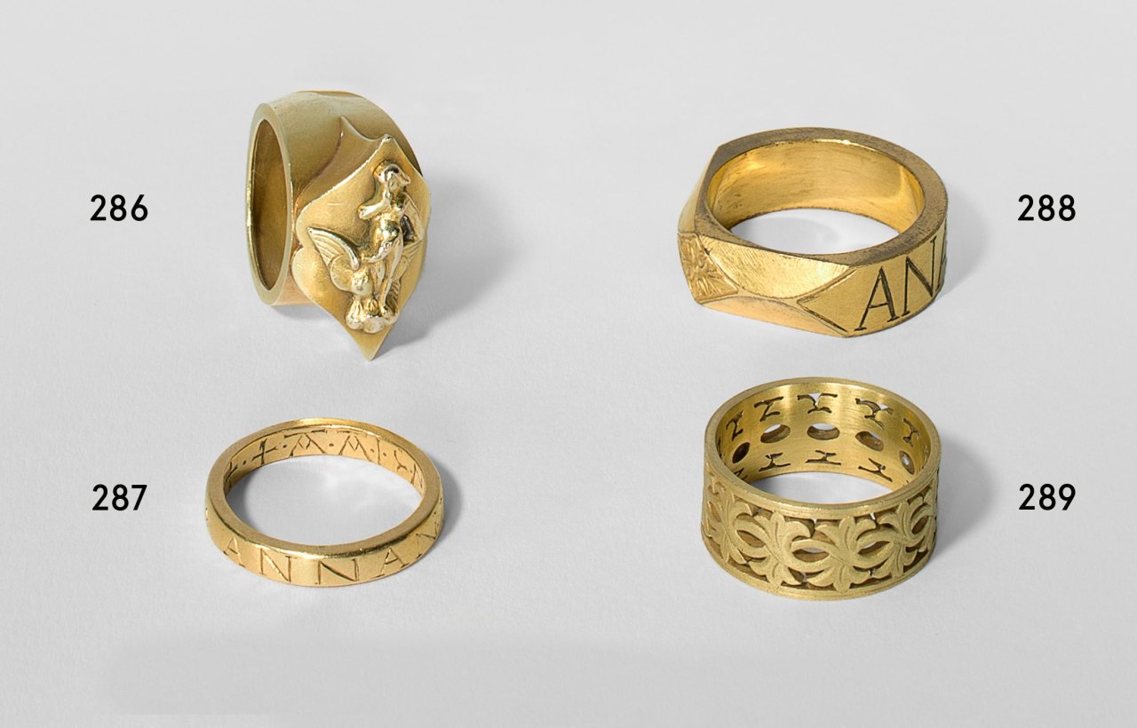 Auf diesem Bild ist das folgende Kunstwerk zu sehen: Emil Lettré. Lettrés Ring „ANNANISAPTA • DEI“. Um 1925.