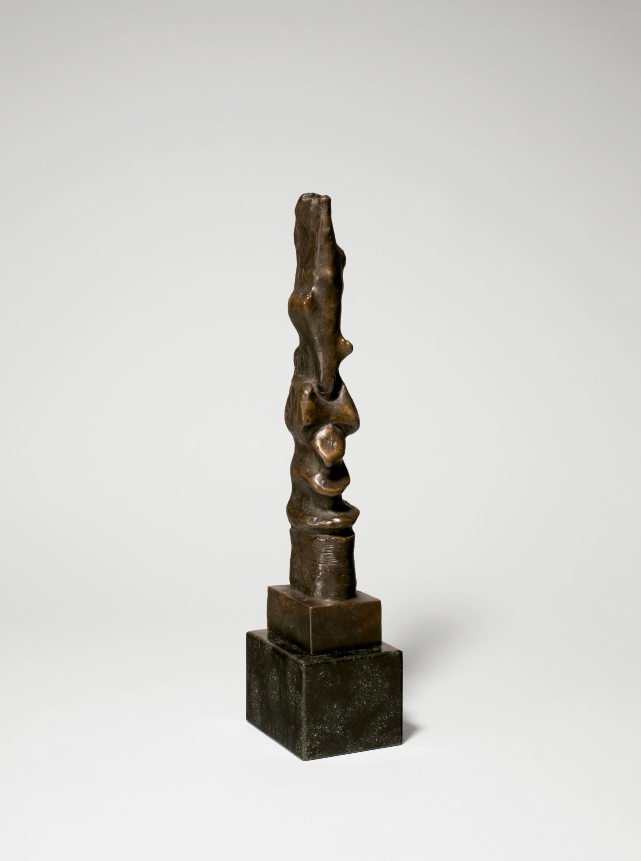 Auf diesem Bild ist das folgende Kunstwerk zu sehen: Henry Moore. „Upright Motive: Maquette No. 7“. 1955.
