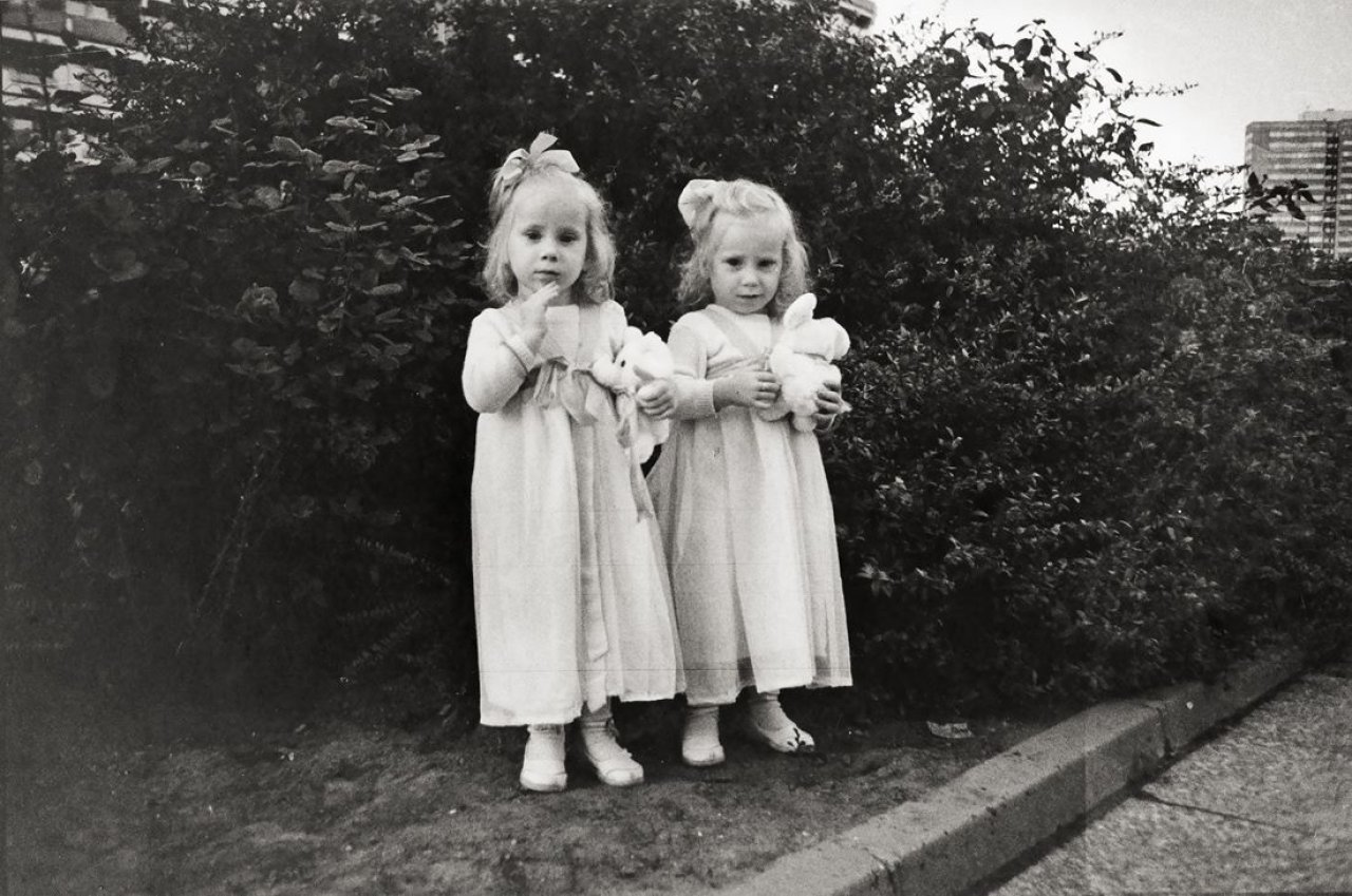 Auf diesem Bild ist das folgende Kunstwerk zu sehen: Sibylle Bergemann. „Marie und Friederike, Berlin“. 1977.