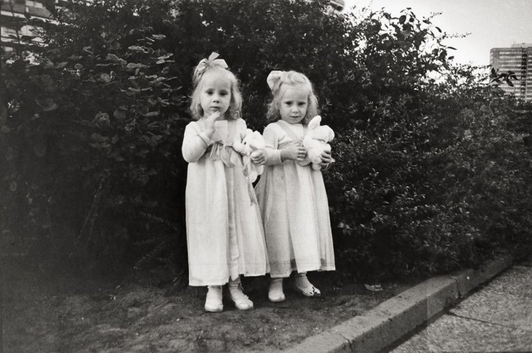 Auf diesem Bild ist das folgende Kunstwerk zu sehen: Sibylle Bergemann. „Marie und Friederike, Berlin“. 1977.