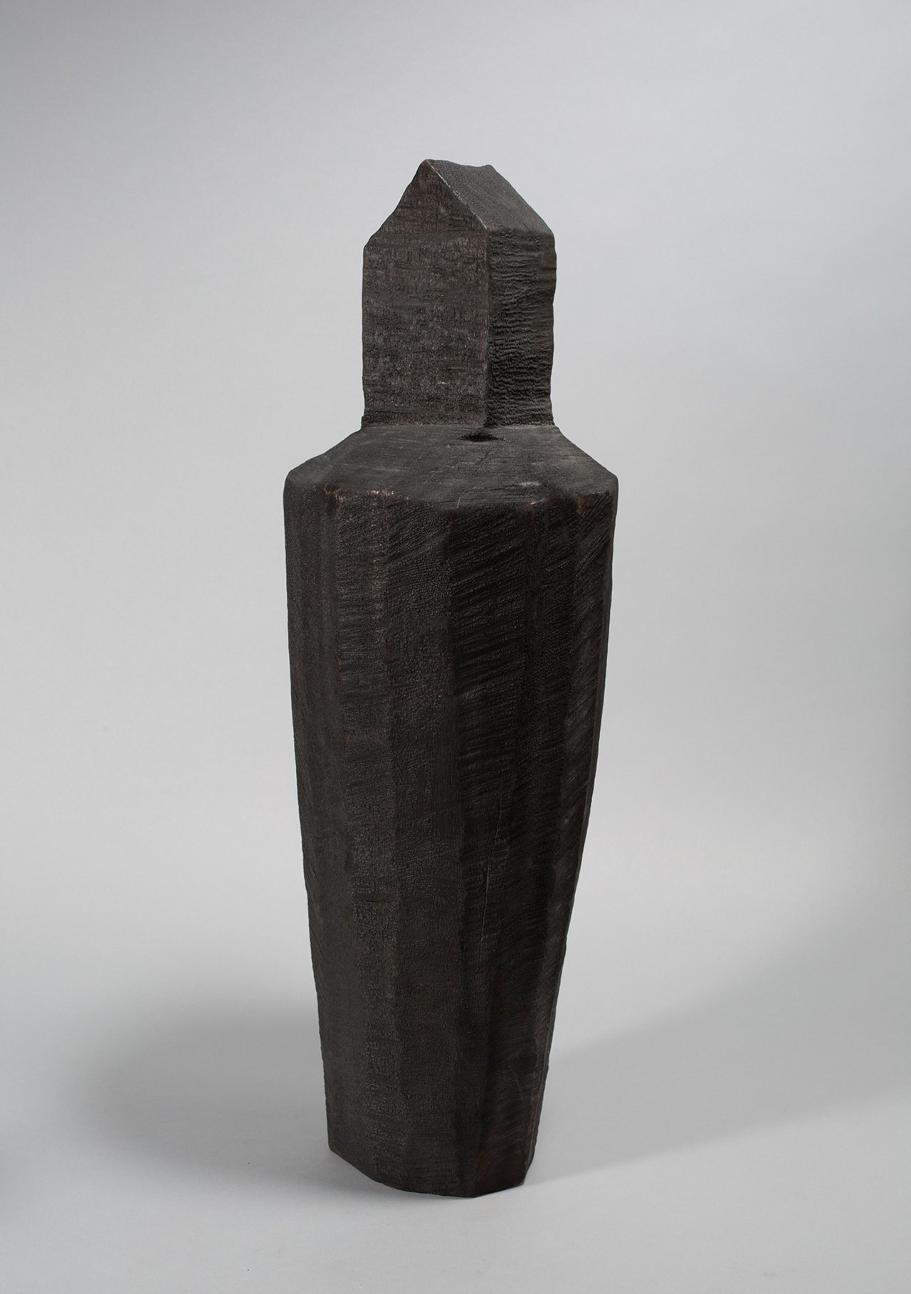 Auf diesem Bild ist das folgende Kunstwerk zu sehen: Werner Pokorny. „Gefäß und Haus IV“. 2003.