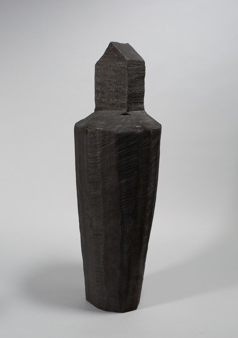 Auf diesem Bild ist das folgende Kunstwerk zu sehen: Werner Pokorny. „Gefäß und Haus IV“. 2003.