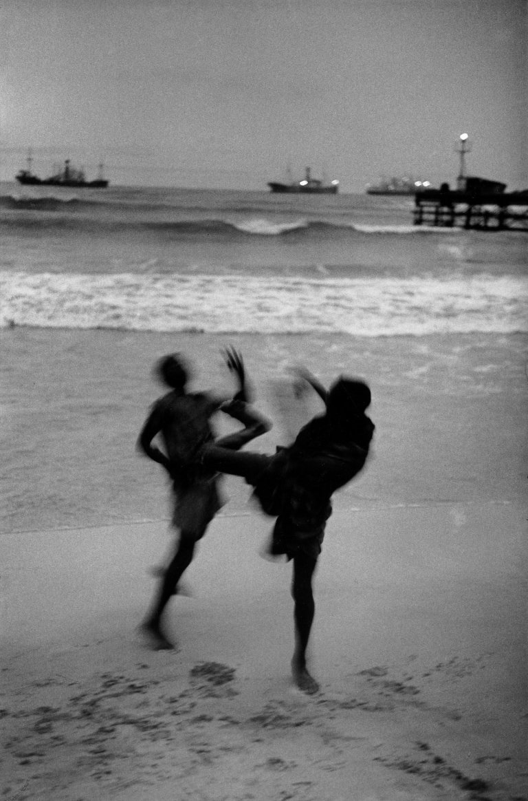 Auf diesem Bild ist das folgende Kunstwerk zu sehen: Marc Riboud. „Accra, two boys beach“. 1960.