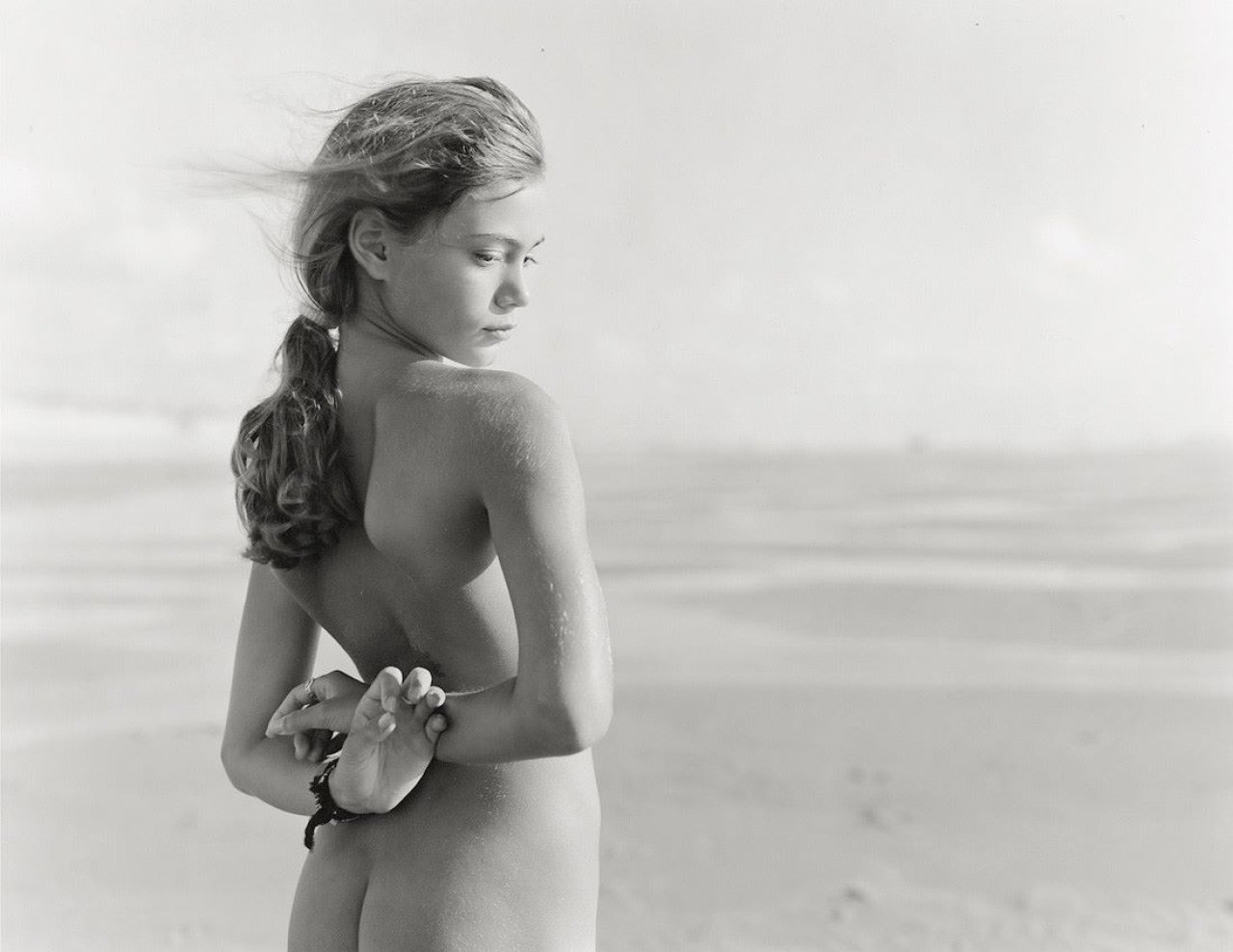 Auf diesem Bild ist das folgende Kunstwerk zu sehen: Jock Sturges. Fanny, Montalivet, France. 1996.