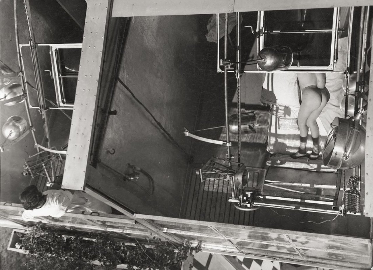 Auf diesem Bild ist das folgende Kunstwerk zu sehen: André  Kertész. Ohne Titel (Solarium, Aix-les-Bains). 1931.