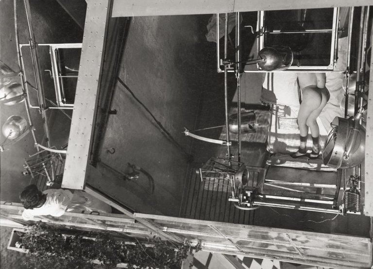 Auf diesem Bild ist das folgende Kunstwerk zu sehen: André  Kertész. Ohne Titel (Solarium, Aix-les-Bains). 1931.