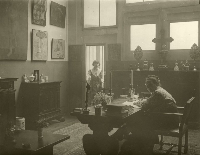 Auf diesem Bild ist das folgende Kunstwerk zu sehen:  Man Ray. Gertrude Stein und Alice B. Toklas zuhause in der Rue de Fleurus, Paris. Um 1922.
