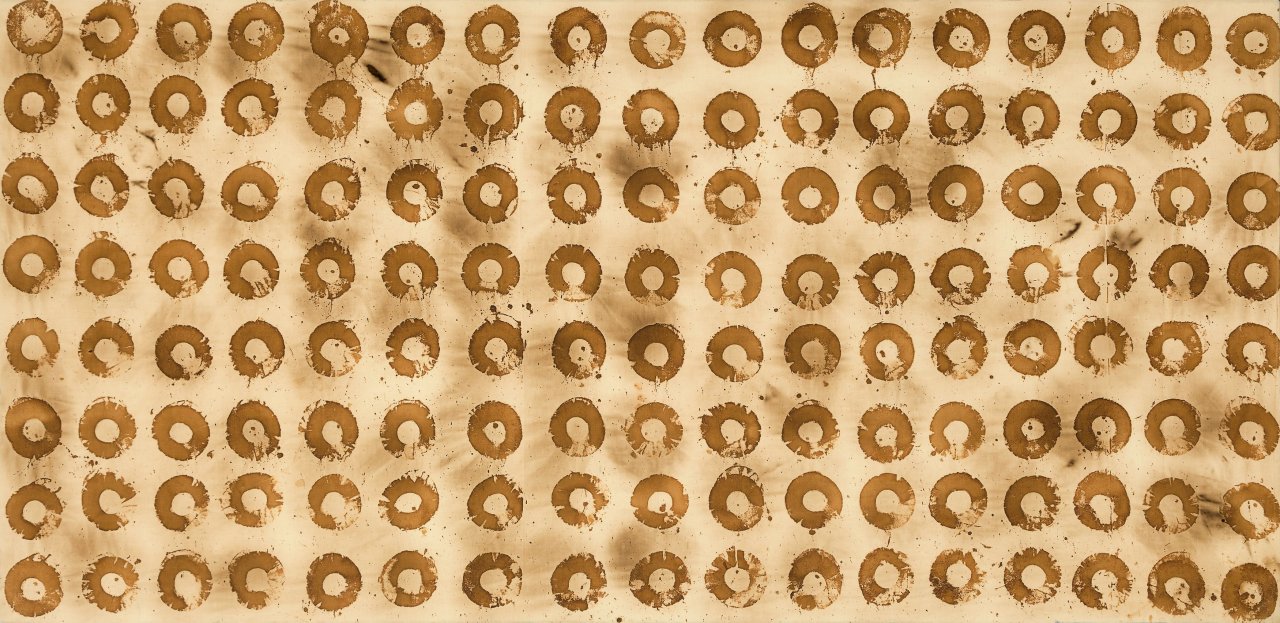 Auf diesem Bild ist das folgende Kunstwerk zu sehen: Jiří Georg Dokoupil. Ohne Titel (136 Ananasscheiben). Um 1991/93.