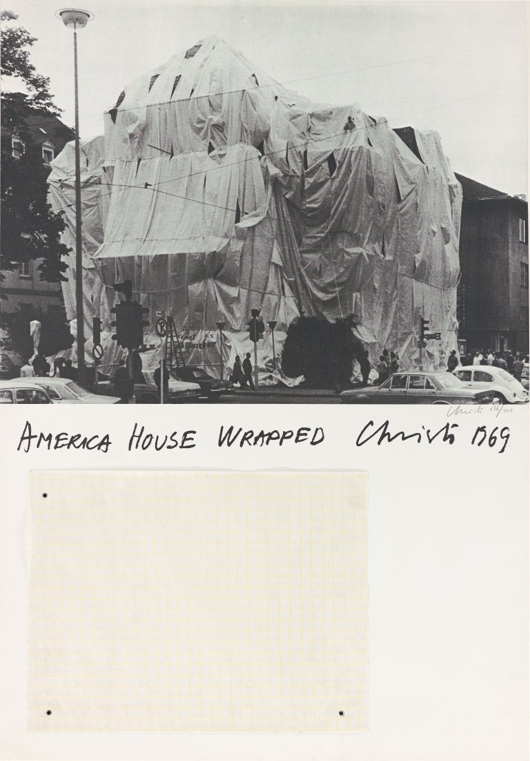 Auf diesem Bild ist das folgende Kunstwerk zu sehen:  Christo. „America House wrapped, Heidelberg 1969“. 1969.