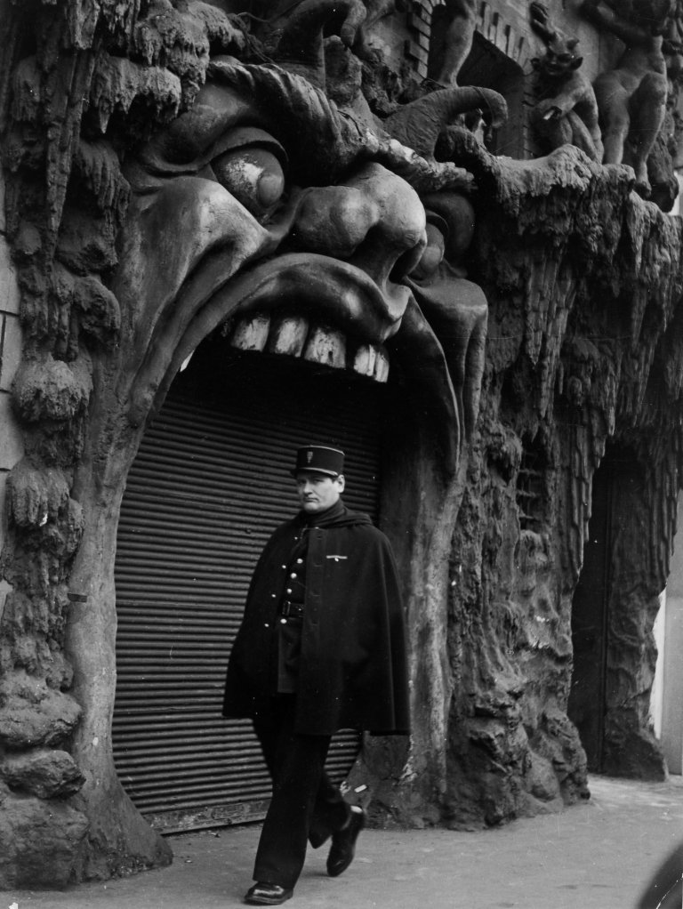 Auf diesem Bild ist das folgende Kunstwerk zu sehen: Robert Doisneau. L'Enfer bôite de Nuit, Place Pigalle, Paris. 1952.