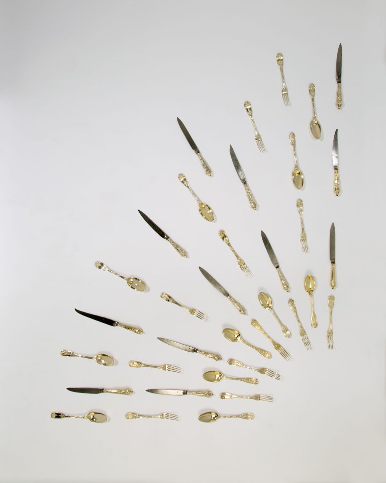 Auf diesem Bild ist das folgende Kunstwerk zu sehen:  Augsburg. Dessertbesteck – elf Löffel, zwölf Gabeln, zwölf Messer – von Johann Beckert V (1755–57), Samuel Bardet (1767–69), Johann Jakob Weitbrett (1771–79), Albrecht Bernhard Müller (1779–81). Zwischen 1755 und 1781.