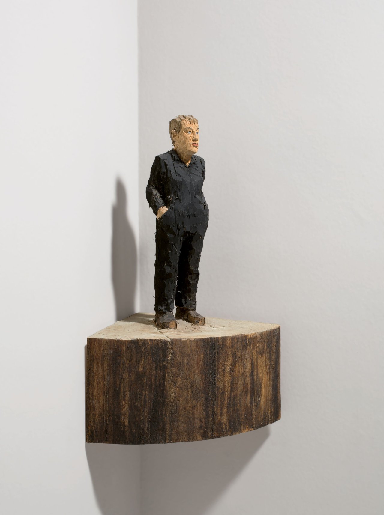 Auf diesem Bild ist das folgende Kunstwerk zu sehen: Stephan Balkenhol. Eckfigur Mann schwarz. 1998.