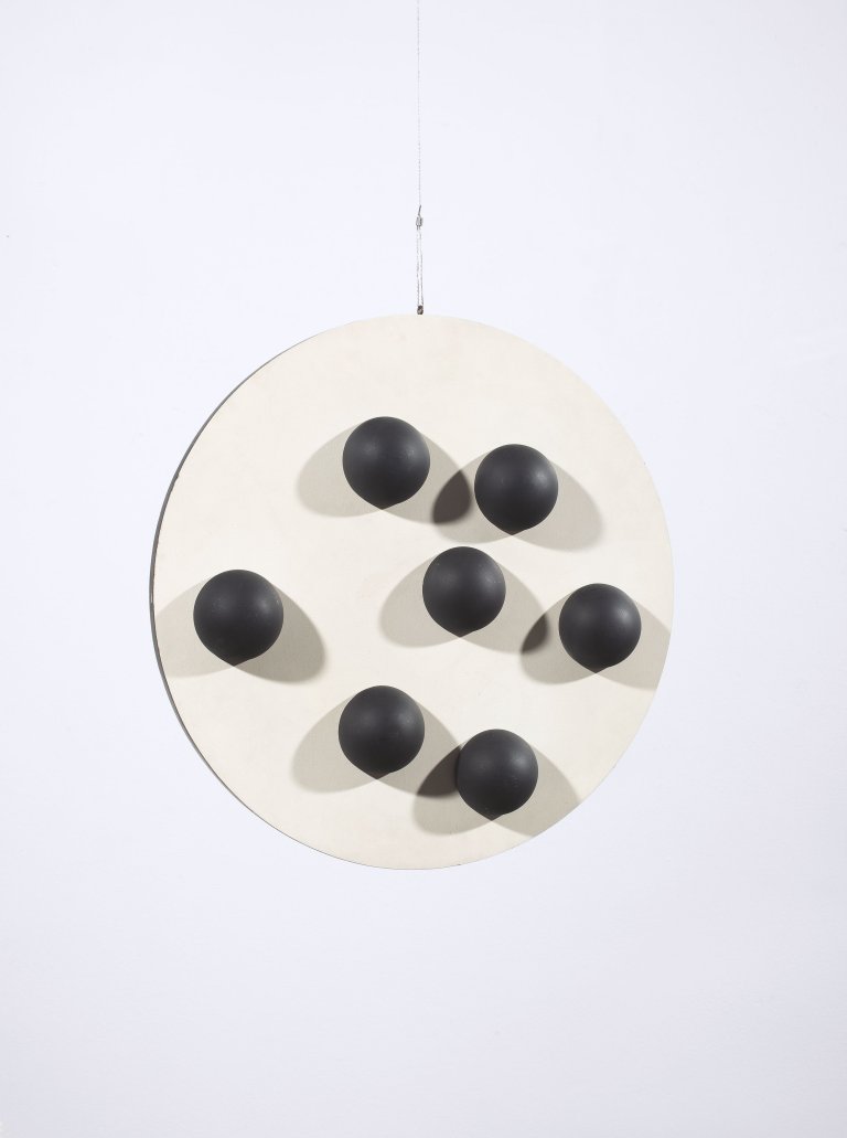 Auf diesem Bild ist das folgende Kunstwerk zu sehen: Gerhard von Graevenitz. „Zweiseitiges Spielobjekt mit 7 Halbkugeln“. 1964.