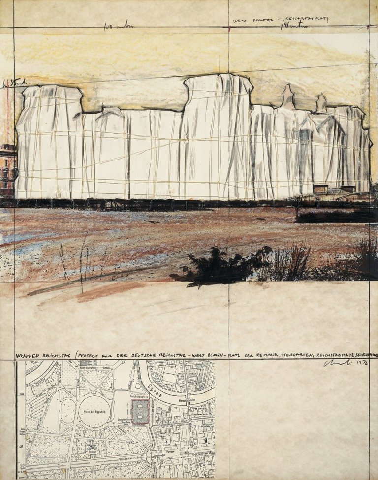 Auf diesem Bild ist das folgende Kunstwerk zu sehen:  Christo. „Wrapped Reichstag (Project for Der deutsche Reichstag - West Berlin - Platz der Republik, Tiergarten, Reichstagplatz, Scheidemannstr.)“. 1976.