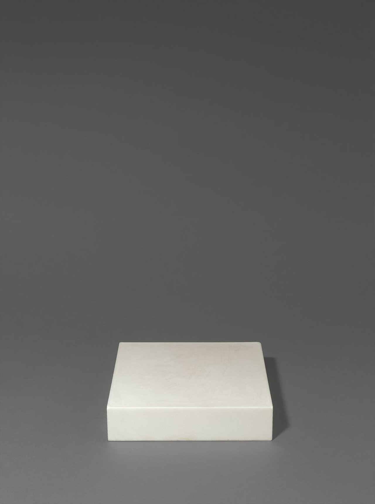 Auf diesem Bild ist das folgende Kunstwerk zu sehen: Wolfgang Laib. Milchstein. 1978.