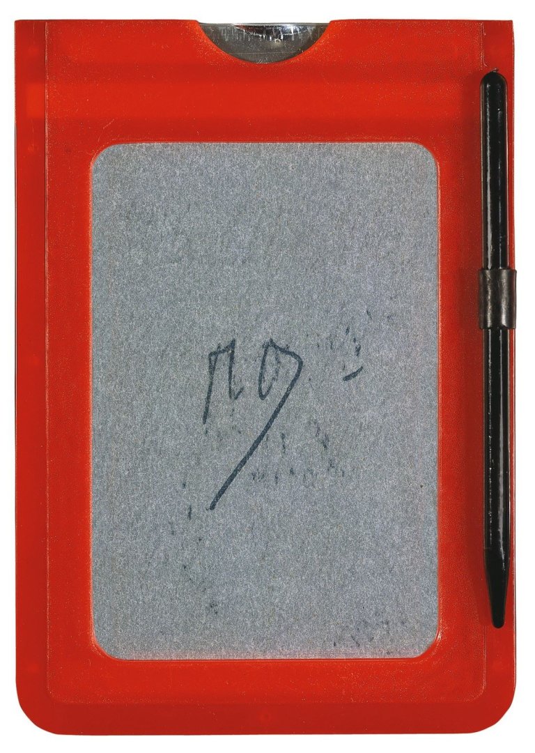 Auf diesem Bild ist das folgende Kunstwerk zu sehen: Marcel Broodthaers. L'Ardoise Magique. 1972.
