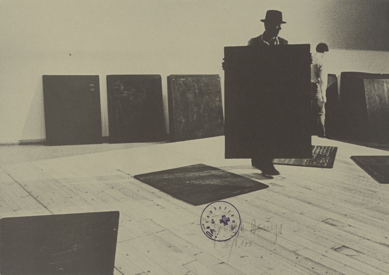 Auf diesem Bild ist das folgende Kunstwerk zu sehen: Joseph Beuys. „Aufbau“. 1977.